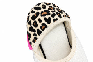 Leopard print slipper with white fleece lining and pink accent detail